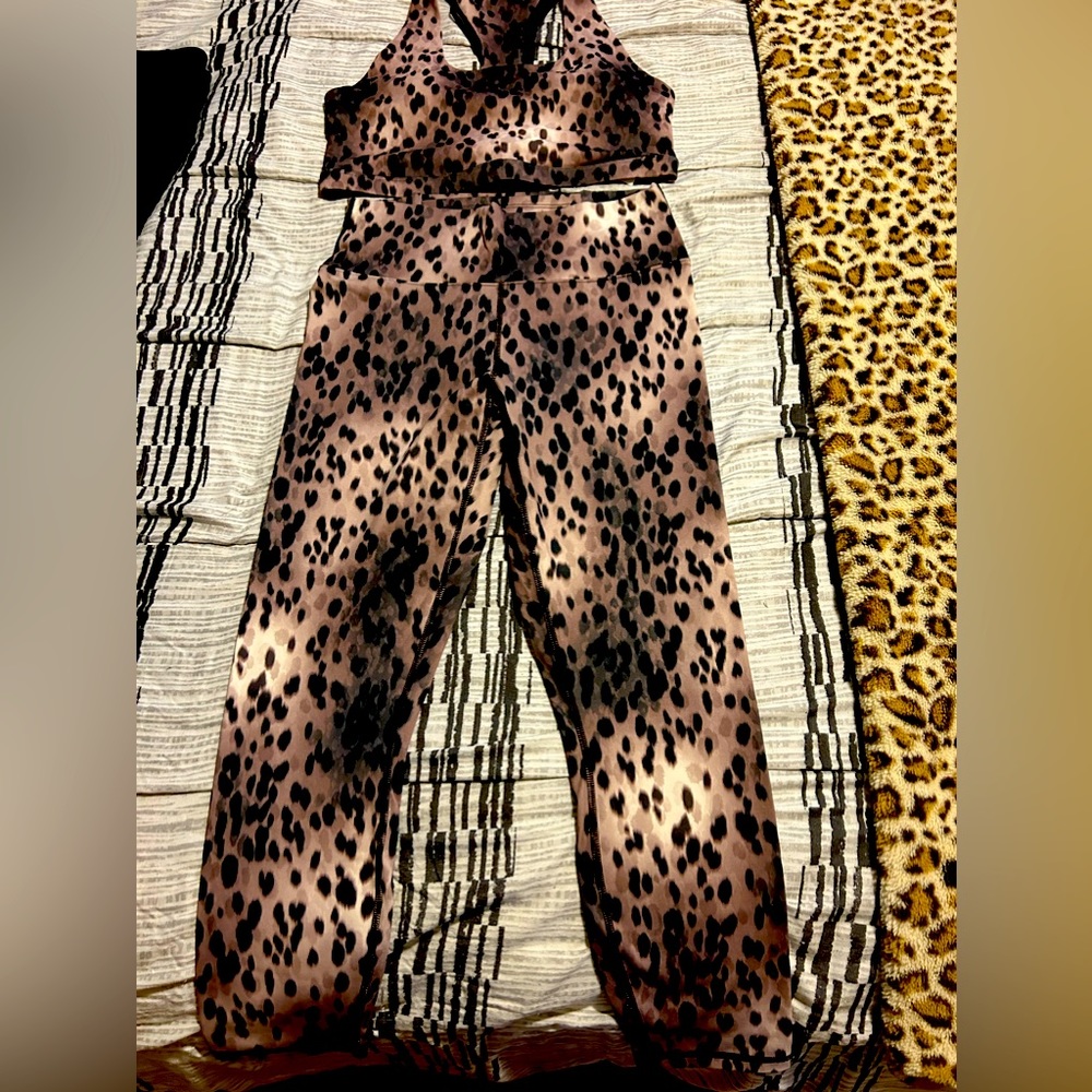 NWOT Cheetah Print Fabletics Work Out Set - Picture 1 of 2